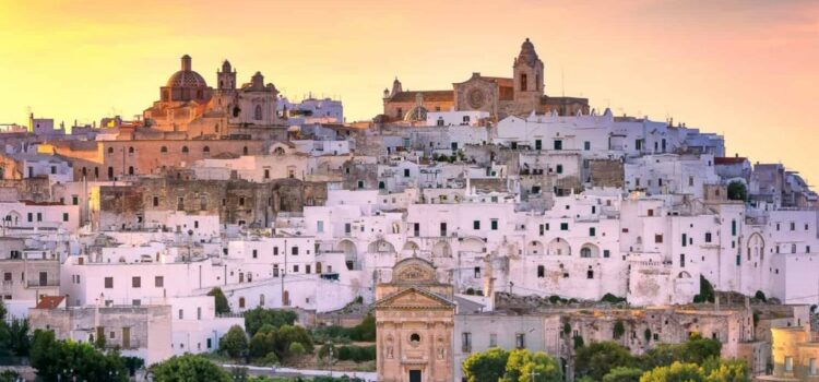 Die weißen Häuser von Ostuni von oben