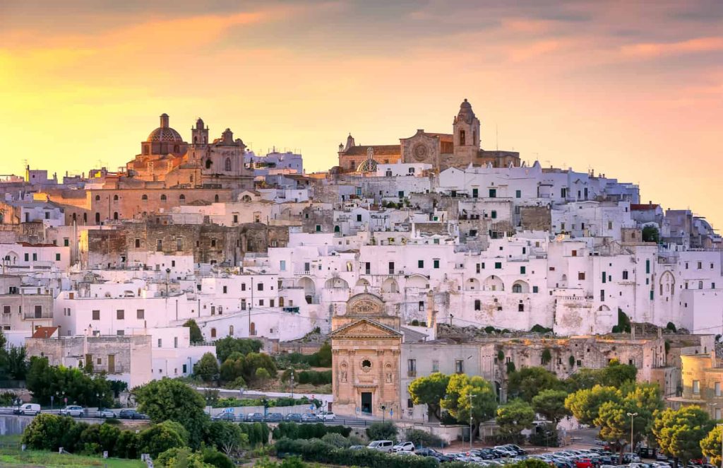 Die weißen Häuser von Ostuni von oben