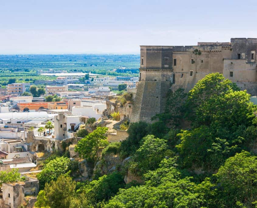 Die Burg von Massafra über der Schlucht
