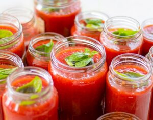 Tomatenpüree beim Abtropfen