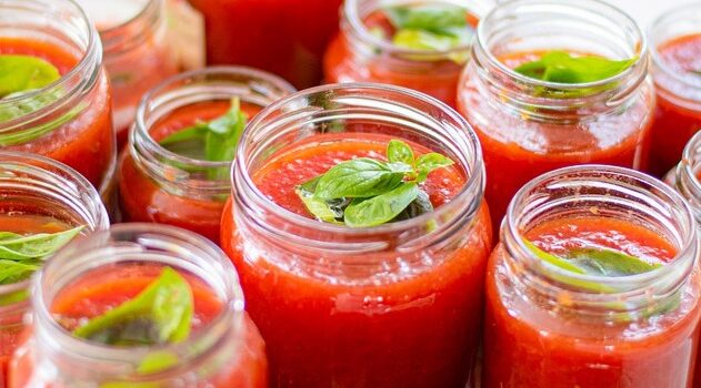 Tomatenpüree beim Abtropfen