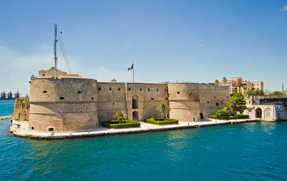 Das aragonesische Kastell an der Hafeneinfahrt von Brindisi