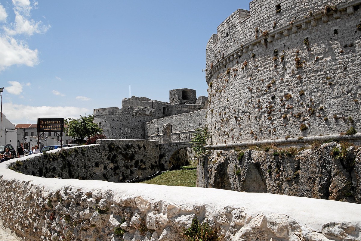 Die normannisch-staufisch-anjouinische Burg von Monte Sant'Angelo