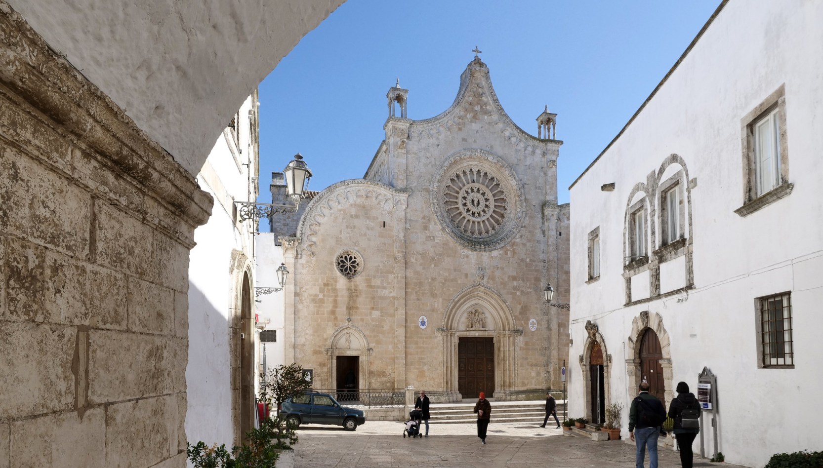 Die Kathedrale von Ostuni und ihre Fensterrose