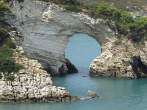 Die Steilküste und die Meereshöhlen des Gargano