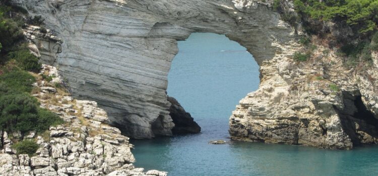 Die Steilküste und die Meereshöhlen des Gargano