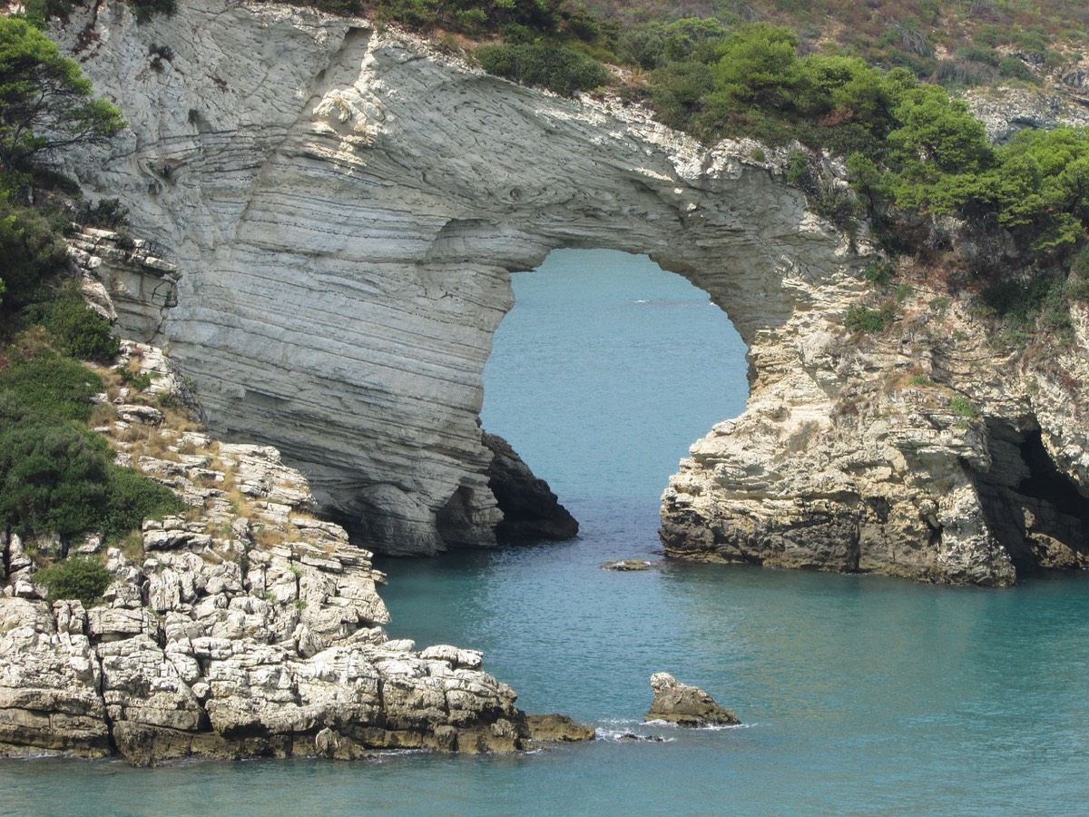 Die Steilküste und die Meereshöhlen des Gargano