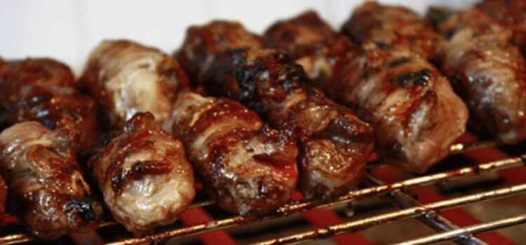 Gnummareddi, kleine Röllchen aus Lammorganen, über Glut gegrillt
