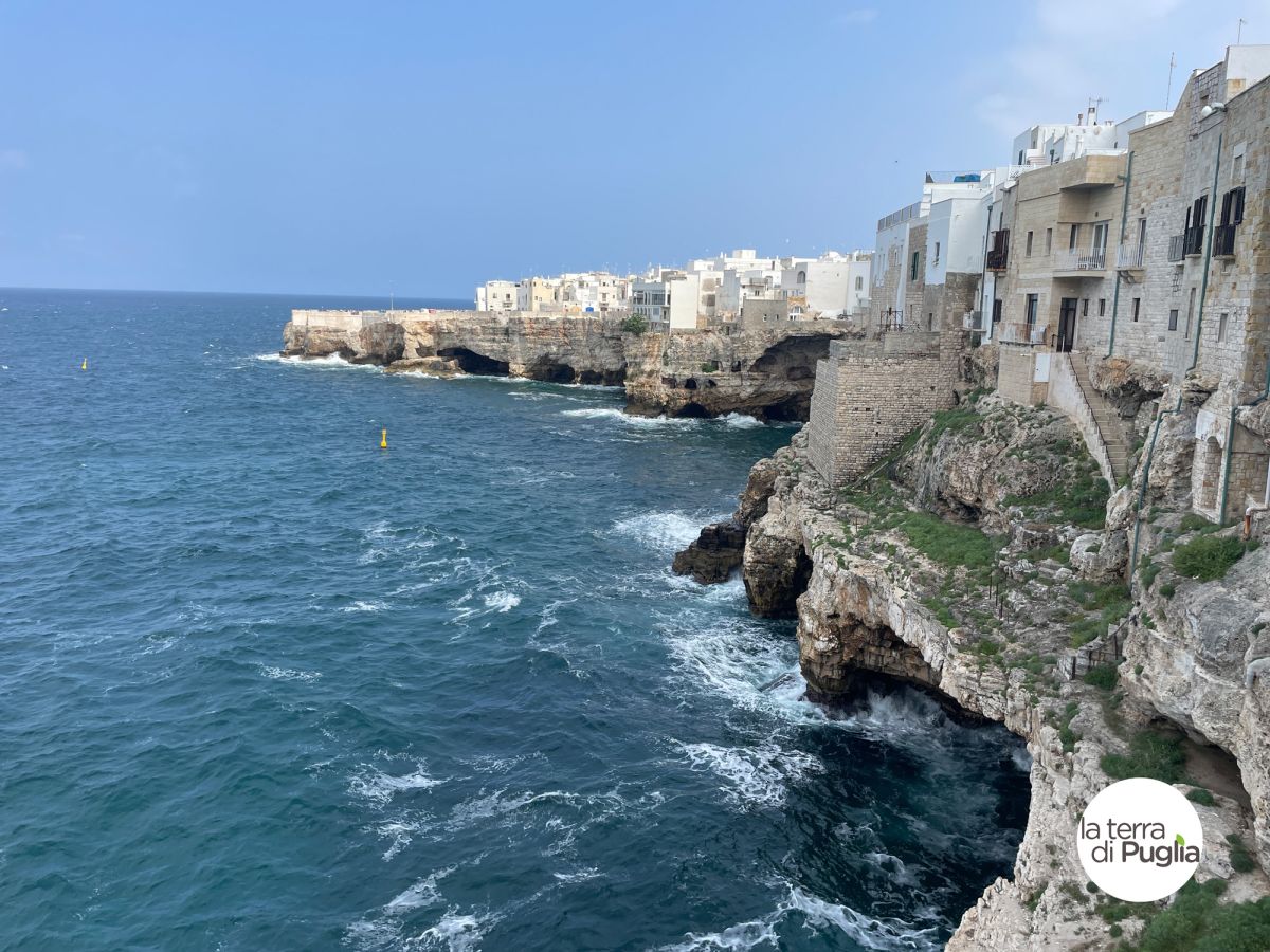 Die Steilküste von Polignano a Mare über der Adria
