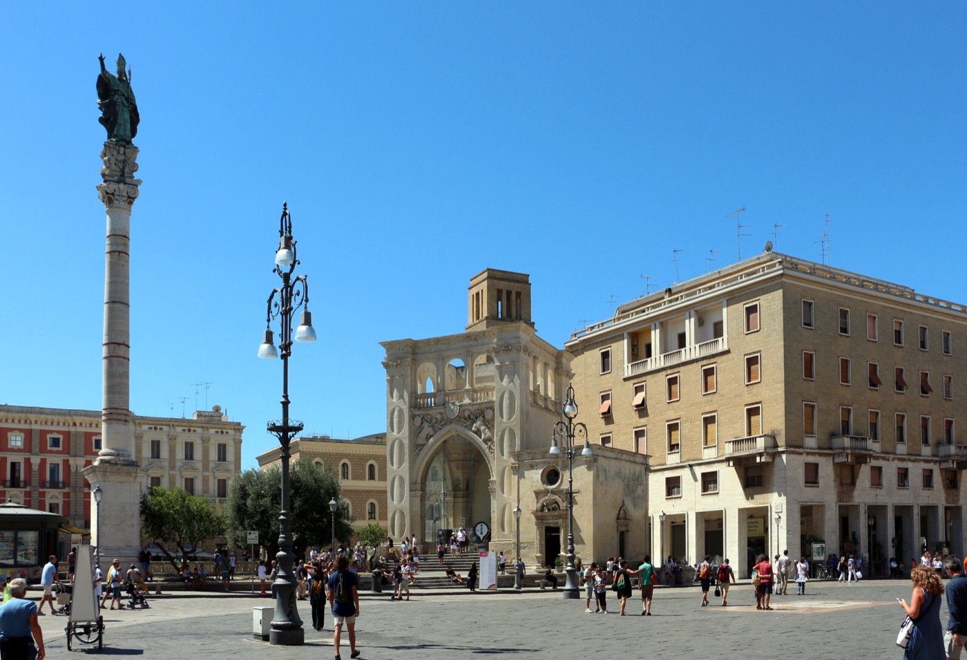 Die Piazza Sant'Oronzo in Lecce, mit dem römischen Amphitheater