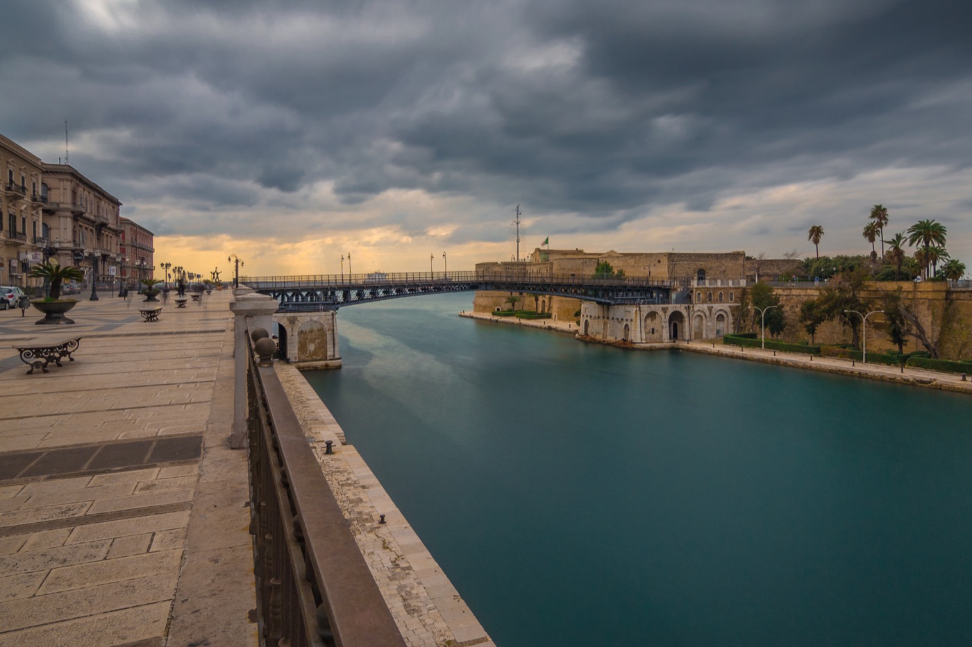 Die Drehbrücke von Taranto zwischen seinen zwei Meeren