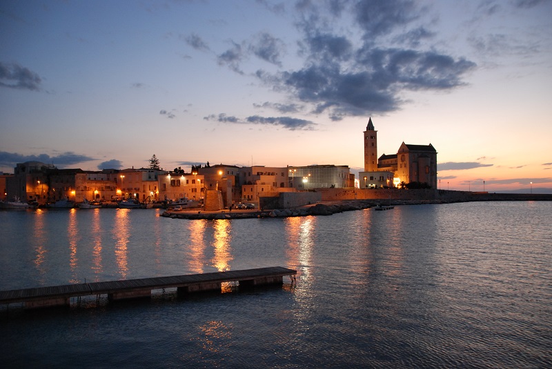 Trani, gesehen über seinen Hafen hinweg