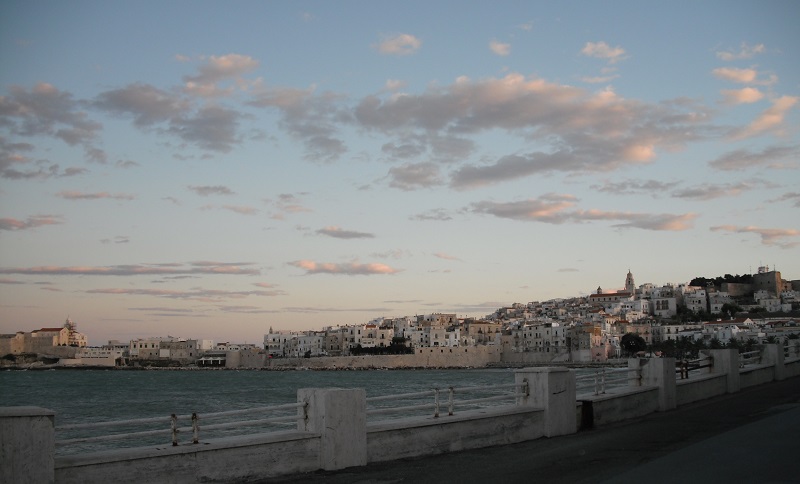 Vieste vom Meer aus, mit der Altstadt auf der Landzunge