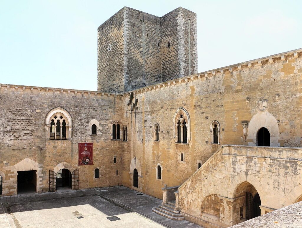 Die Burg von Gioia del Colle mit dem Flachrelief der Büste Friedrichs II.