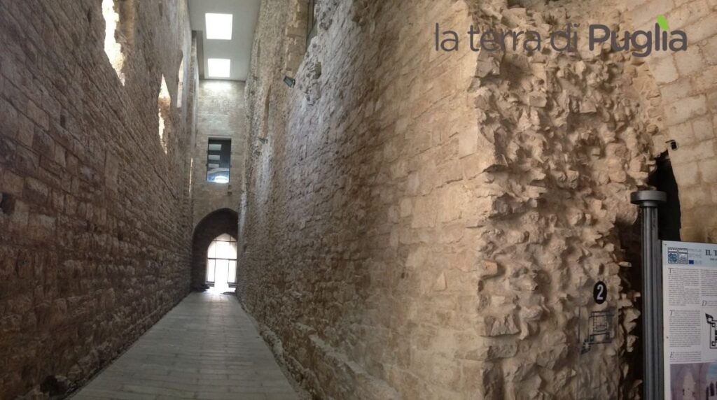 Die Stauferburg von Trani am Meer, neben der Kathedrale