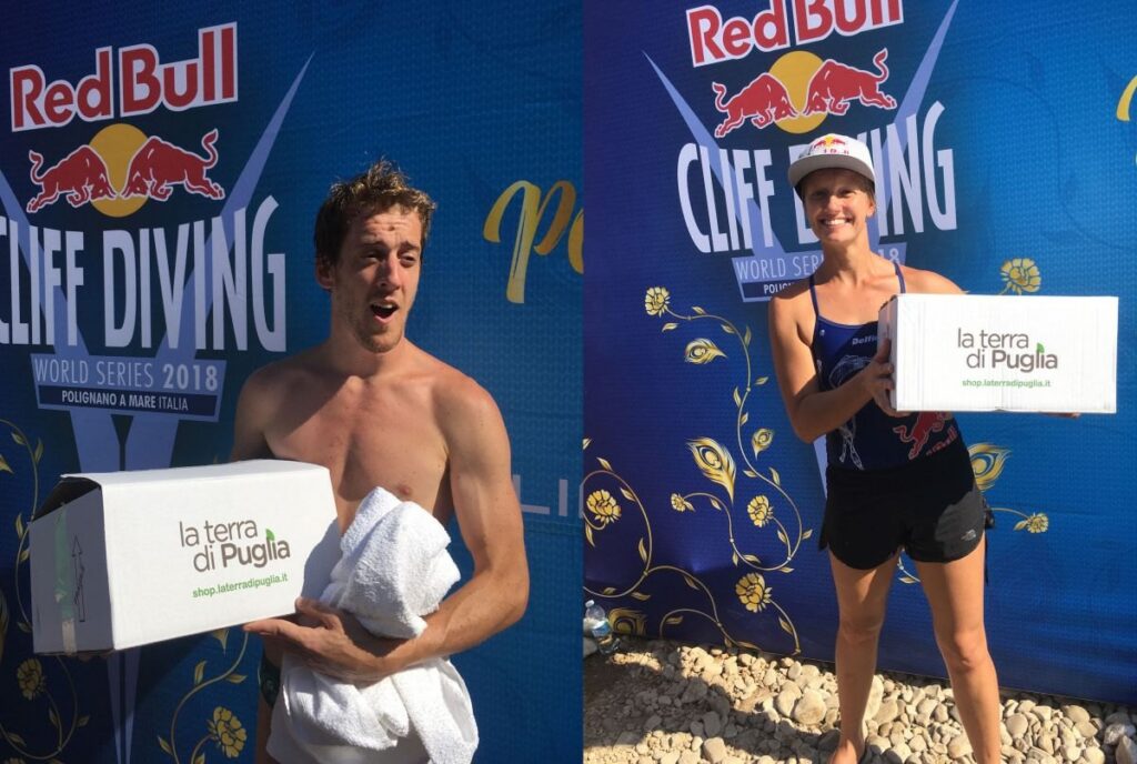 Gary Hunt und Rhiannan Iffland, Sieger des Red Bull Cliff Diving 2018 in Polignano a Mare, mit einer Kiste Produkte von La Terra di Puglia