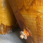 Zwei große, braungelb glasierte Terrakottagefäße aus Apulien, eines mit einem Korkstopfen im Ablaufloch