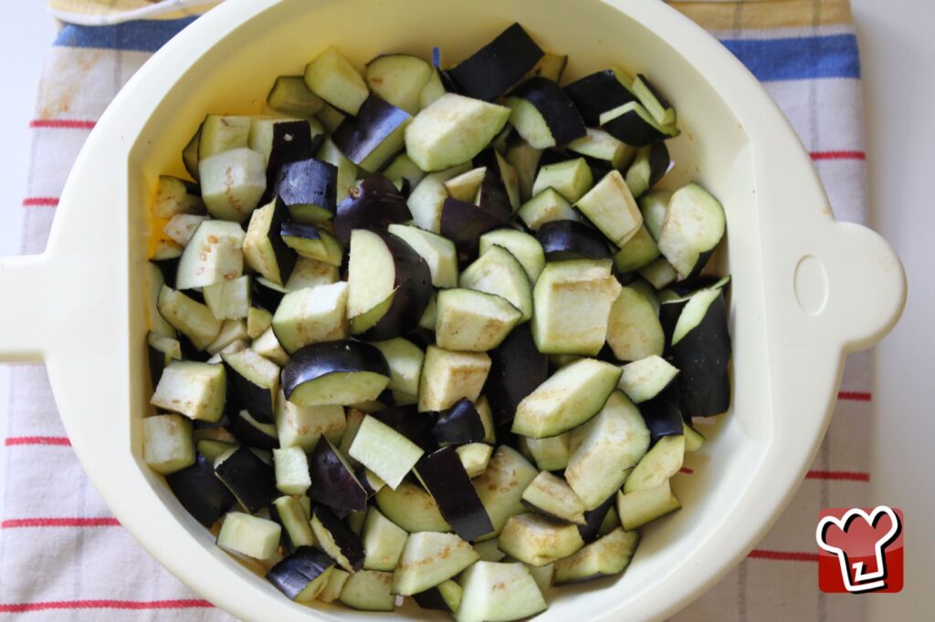 In Würfel geschnittene Auberginen in einer Schüssel, der erste Schritt für die apulische Caponata