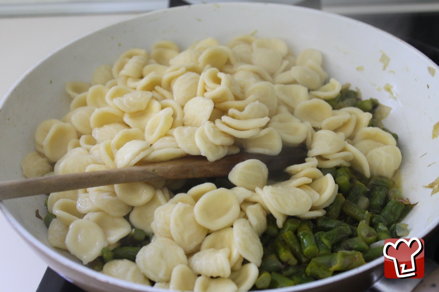Orecchiette mit Rucola, Kirschtomaten und Oliven