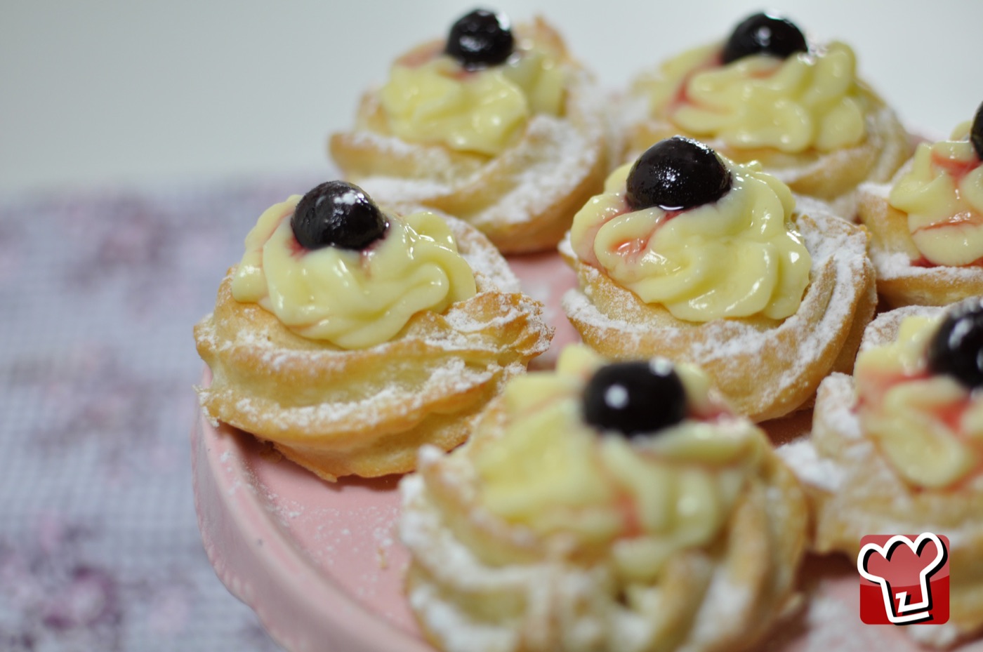Zeppole di San Giuseppe, mit Creme und Amarenakirsche